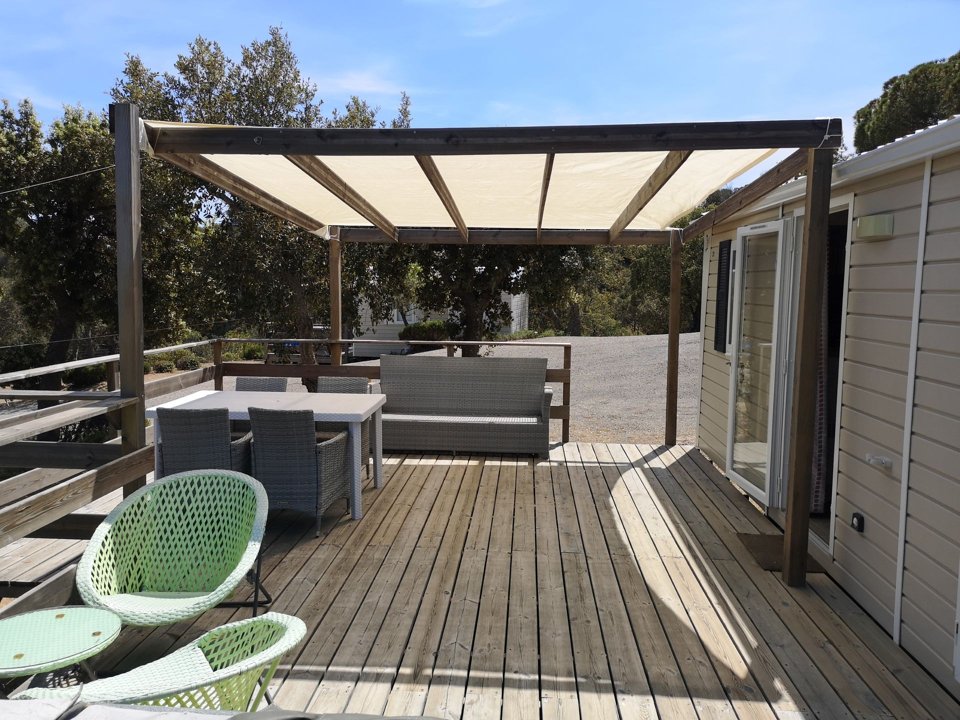 Camping Pas Cher vous présente avec son site Officiel campingpascher.fr, le Camping Les Lauriers Roses classé 4 étoiles, situé sur la commune de Fréjus dans le département Var (Provence Alpes Côte D'azur) en France. Le camping Les Lauriers Roses, vous présente un hébergement de type mobil-home de 29 m² pour 6 personnes avec climatisation et télévision. Le camping Les Lauriers Roses vous propose du sam. 04 juillet au sam. 11 juillet 2026, en promotion à -11% pour 7 nuits à 745 € au lieu de 840 € soit une Économie de 95 €. Cette location propose 3 dates différentes pour réserver votre séjour. Découvrez également les 9 autres gammes d'hébergements du camping. Les Avis clients pour le Camping Les Lauriers Roses sont excellents avec une note moyenne de 8 sur 10. MerRivièreÉtang, Piscine chauffée, Piscine extérieure, Aire de jeux enfants, Baby-foot, Canoë-kayak, Centre équestre, Court de tennis, Golf, Parcours sportif, Ping-pong, Piscine, Plongée, Pétanque, Randonnée, Terrain de volley-ball, Terrain multisports, Voile, Bar, Boulangerie, Restaurant, Supermarché, Épicerie,... En savoir plus : cliquez-ICI.
