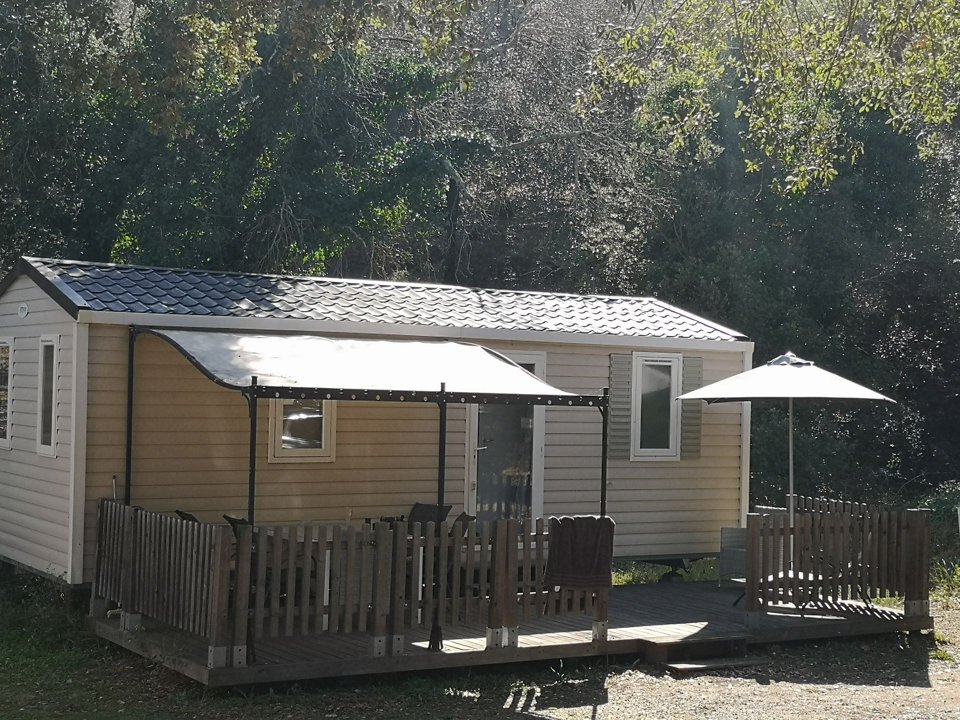 Camping Pas Cher vous présente avec son site Officiel campingpascher.fr, le Camping Les Lauriers Roses classé 4 étoiles, situé sur la commune de Fréjus dans le département Var (Provence Alpes Côte D'azur) en France. Le camping Les Lauriers Roses, vous présente un hébergement de type mobil-home de 28 m² pour 4 personnes avec climatisation. Le camping Les Lauriers Roses vous propose du sam. 04 juillet au sam. 11 juillet 2026, en promotion à -10% pour 7 nuits à 690 € au lieu de 770 € soit une Économie de 80 €. Cette location propose 7 dates différentes pour réserver votre séjour. Découvrez également les 9 autres gammes d'hébergements du camping. Les Avis clients pour le Camping Les Lauriers Roses sont excellents avec une note moyenne de 8 sur 10. MerRivièreÉtang, Piscine chauffée, Piscine extérieure, Aire de jeux enfants, Baby-foot, Canoë-kayak, Centre équestre, Court de tennis, Golf, Parcours sportif, Ping-pong, Piscine, Plongée, Pétanque, Randonnée, Terrain de volley-ball, Terrain multisports, Voile, Bar, Boulangerie, Restaurant, Supermarché, Épicerie,... En savoir plus : cliquez-ICI.