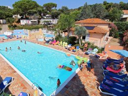 Camping Pas Cher vous présente avec son site Officiel campingpascher.fr, le Camping Les Lauriers Roses classé 4 étoiles, situé sur la commune de Fréjus dans le département Var (Provence Alpes Côte D'azur) en France. Le camping Les Lauriers Roses, vous présente un hébergement de type mobil-home de 20 m² pour 2 personnes avec climatisation. Le camping Les Lauriers Roses vous propose du sam. 08 août au sam. 15 août 2026 pour 7 nuits à 990€. Cette location propose 1 dates différentes pour réserver votre séjour. Découvrez également les 6 autres gammes d'hébergements du camping. Les Avis clients pour le Camping Les Lauriers Roses sont excellents avec une note moyenne de 8 sur 10. MerRivièreÉtang, Piscine chauffée, Piscine extérieure, Aire de jeux enfants, Baby-foot, Canoë-kayak, Centre équestre, Court de tennis, Golf, Parcours sportif, Ping-pong, Piscine, Plongée, Pétanque, Randonnée, Terrain de volley-ball, Terrain multisports, Voile, Bar, Boulangerie, Restaurant, Supermarché, Épicerie,... En savoir plus : cliquez-ICI.