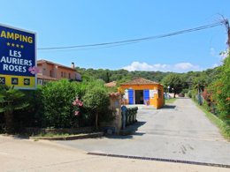 Camping Pas Cher vous présente avec son site Officiel campingpascher.fr, le Camping Les Lauriers Roses classé 4 étoiles, situé sur la commune de Fréjus dans le département Var (Provence Alpes Côte D'azur) en France. Le camping Les Lauriers Roses, vous présente un hébergement de type mobil-home de 34 m² pour 4 personnes avec climatisation et télévision. Le camping Les Lauriers Roses vous propose du sam. 23 mai au sam. 30 mai 2026 pour 7 nuits à 780€. Cette location propose 5 dates différentes pour réserver votre séjour. Découvrez également les 9 autres gammes d'hébergements du camping. Les Avis clients pour le Camping Les Lauriers Roses sont excellents avec une note moyenne de 8 sur 10. MerRivièreÉtang, Piscine chauffée, Piscine extérieure, Aire de jeux enfants, Baby-foot, Canoë-kayak, Centre équestre, Court de tennis, Golf, Parcours sportif, Ping-pong, Piscine, Plongée, Pétanque, Randonnée, Terrain de volley-ball, Terrain multisports, Voile, Bar, Boulangerie, Restaurant, Supermarché, Épicerie,... En savoir plus : cliquez-ICI.