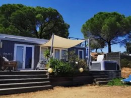 Camping Pas Cher vous présente avec son site Officiel campingpascher.fr, le Camping Les Lauriers Roses classé 4 étoiles, situé sur la commune de Fréjus dans le département Var (Provence Alpes Côte D'azur) en France. Le camping Les Lauriers Roses, vous présente un hébergement de type mobil-home de 34 m² pour 4 personnes avec climatisation et télévision. Le camping Les Lauriers Roses vous propose du sam. 23 mai au sam. 30 mai 2026 pour 7 nuits à 780€. Cette location propose 5 dates différentes pour réserver votre séjour. Découvrez également les 9 autres gammes d'hébergements du camping. Les Avis clients pour le Camping Les Lauriers Roses sont excellents avec une note moyenne de 8 sur 10. MerRivièreÉtang, Piscine chauffée, Piscine extérieure, Aire de jeux enfants, Baby-foot, Canoë-kayak, Centre équestre, Court de tennis, Golf, Parcours sportif, Ping-pong, Piscine, Plongée, Pétanque, Randonnée, Terrain de volley-ball, Terrain multisports, Voile, Bar, Boulangerie, Restaurant, Supermarché, Épicerie,... En savoir plus : cliquez-ICI.