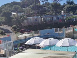 Camping Pas Cher vous présente avec son site Officiel campingpascher.fr, le Camping Les Lauriers Roses classé 4 étoiles, situé sur la commune de Fréjus dans le département Var (Provence Alpes Côte D'azur) en France. Le camping Les Lauriers Roses, vous présente un hébergement de type mobil-home de 20 m² pour 2 personnes avec climatisation. Le camping Les Lauriers Roses vous propose du sam. 23 mai au sam. 30 mai 2026 pour 7 nuits à 420€. Cette location propose 4 dates différentes pour réserver votre séjour. Découvrez également les 9 autres gammes d'hébergements du camping. Les Avis clients pour le Camping Les Lauriers Roses sont excellents avec une note moyenne de 8 sur 10. MerRivièreÉtang, Piscine chauffée, Piscine extérieure, Aire de jeux enfants, Baby-foot, Canoë-kayak, Centre équestre, Court de tennis, Golf, Parcours sportif, Ping-pong, Piscine, Plongée, Pétanque, Randonnée, Terrain de volley-ball, Terrain multisports, Voile, Bar, Boulangerie, Restaurant, Supermarché, Épicerie,... En savoir plus : cliquez-ICI.