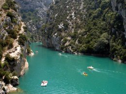 Camping Pas Cher vous présente avec son site Officiel campingpascher.fr, le Camping Les Lauriers Roses classé 4 étoiles, situé sur la commune de Fréjus dans le département Var (Provence Alpes Côte D'azur) en France. Le camping Les Lauriers Roses, vous présente un hébergement de type bungalow toilé de 16 m² pour 4 personnes. Le camping Les Lauriers Roses vous propose du sam. 23 mai au sam. 30 mai 2026 pour 7 nuits à 325€. Cette location propose 19 dates différentes pour réserver votre séjour. Découvrez également les 9 autres gammes d'hébergements du camping. Les Avis clients pour le Camping Les Lauriers Roses sont excellents avec une note moyenne de 8 sur 10. MerRivièreÉtang, Piscine chauffée, Piscine extérieure, Aire de jeux enfants, Baby-foot, Canoë-kayak, Centre équestre, Court de tennis, Golf, Parcours sportif, Ping-pong, Piscine, Plongée, Pétanque, Randonnée, Terrain de volley-ball, Terrain multisports, Voile, Bar, Boulangerie, Restaurant, Supermarché, Épicerie,... En savoir plus : cliquez-ICI.
