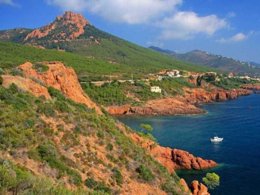 Camping Pas Cher vous présente avec son site Officiel campingpascher.fr, le Camping Les Lauriers Roses classé 4 étoiles, situé sur la commune de Fréjus dans le département Var (Provence Alpes Côte D'azur) en France. Le camping Les Lauriers Roses, vous présente un hébergement de type mobil-home de 29 m² pour 6 personnes avec climatisation et télévision. Le camping Les Lauriers Roses vous propose du sam. 23 mai au sam. 30 mai 2026 pour 7 nuits à 745€. Cette location propose 4 dates différentes pour réserver votre séjour. Découvrez également les 9 autres gammes d'hébergements du camping. Les Avis clients pour le Camping Les Lauriers Roses sont excellents avec une note moyenne de 8 sur 10. MerRivièreÉtang, Piscine chauffée, Piscine extérieure, Aire de jeux enfants, Baby-foot, Canoë-kayak, Centre équestre, Court de tennis, Golf, Parcours sportif, Ping-pong, Piscine, Plongée, Pétanque, Randonnée, Terrain de volley-ball, Terrain multisports, Voile, Bar, Boulangerie, Restaurant, Supermarché, Épicerie,... En savoir plus : cliquez-ICI.