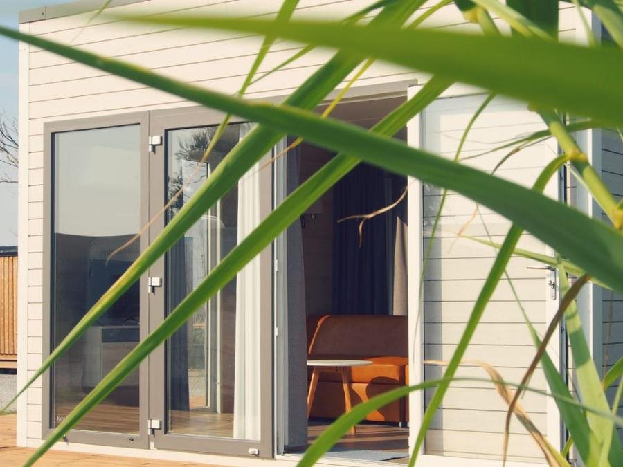 Camping Pas Cher vous présente avec son site Officiel campingpascher.fr, le Camping Les Bois Flottés classé 3 étoiles, situé sur la commune de Salin De Giraud dans le département Bouches-du-rhône (Provence Alpes Côte D'azur) en France. Le camping Les Bois Flottés, vous présente un hébergement de type mobil-home de 20 m². Le camping Les Bois Flottés vous propose du sam. 24 octobre au sam. 31 octobre 2026 pour 7 nuits à 539€. Cette location propose 76 dates différentes pour réserver votre séjour. Découvrez également les 24 autres gammes d'hébergements du camping. Les Avis clients pour le Camping Les Bois Flottés sont excellents avec une note moyenne de 8 sur 10. Mer, Piscine extérieure, Animations familiales, Aire de jeux enfants, Centre équestre, Pétanque, Bar, Dépôt de pain, Plats à emporter, Snack/Bar,... En savoir plus : cliquez-ICI.