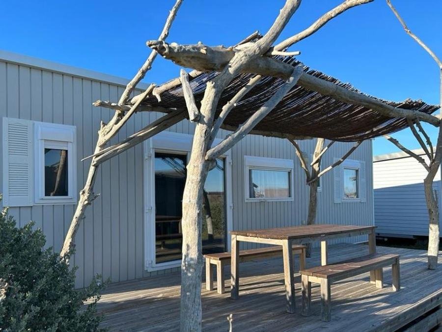 Camping Pas Cher vous présente avec son site Officiel campingpascher.fr, le Camping Les Bois Flottés classé 3 étoiles, situé sur la commune de Salin De Giraud dans le département Bouches-du-rhône (Provence Alpes Côte D'azur) en France. Le camping Les Bois Flottés vous propose un hébergement de type mobil-home de 40 m² pour 6 personnes avec climatisation. L'établissement vous propose 23 autres types d'hébergements. Découvrez tous nos séjours à petits prix dans la commune et aux alentours de Salin De Giraud du département : Bouches-du-rhône (Provence Alpes Côte D'azur). Les Avis clients pour le Camping Les Bois Flottés sont excellents avec une note moyenne de 8 sur 10. Mer, Piscine extérieure, Animations familiales, Aire de jeux enfants, Centre équestre, Pétanque, Bar, Dépôt de pain, Plats à emporter, Snack/Bar,... En savoir plus : cliquez-ICI.