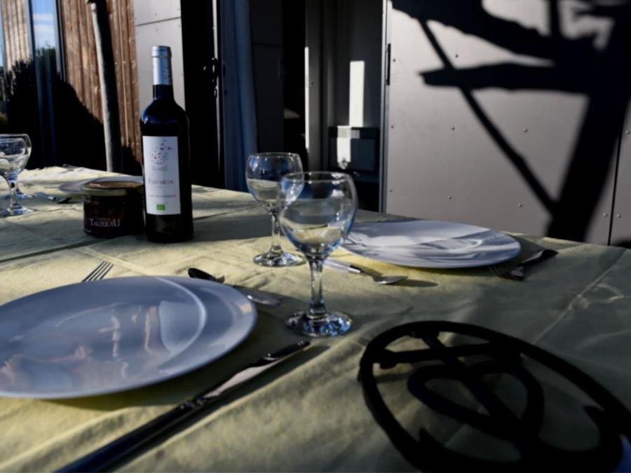 Camping Pas Cher vous présente avec son site Officiel campingpascher.fr, le Camping Les Bois Flottés classé 3 étoiles, situé sur la commune de Salin De Giraud dans le département Bouches-du-rhône (Provence Alpes Côte D'azur) en France. Le camping Les Bois Flottés vous propose un hébergement de type mobil-home de 38 m² pour 6 personnes avec climatisation. L'établissement vous propose 23 autres types d'hébergements. Découvrez tous nos séjours à petits prix dans la commune et aux alentours de Salin De Giraud du département : Bouches-du-rhône (Provence Alpes Côte D'azur). Les Avis clients pour le Camping Les Bois Flottés sont excellents avec une note moyenne de 8 sur 10. Mer, Piscine extérieure, Animations familiales, Aire de jeux enfants, Centre équestre, Pétanque, Bar, Dépôt de pain, Plats à emporter, Snack/Bar,... En savoir plus : cliquez-ICI.