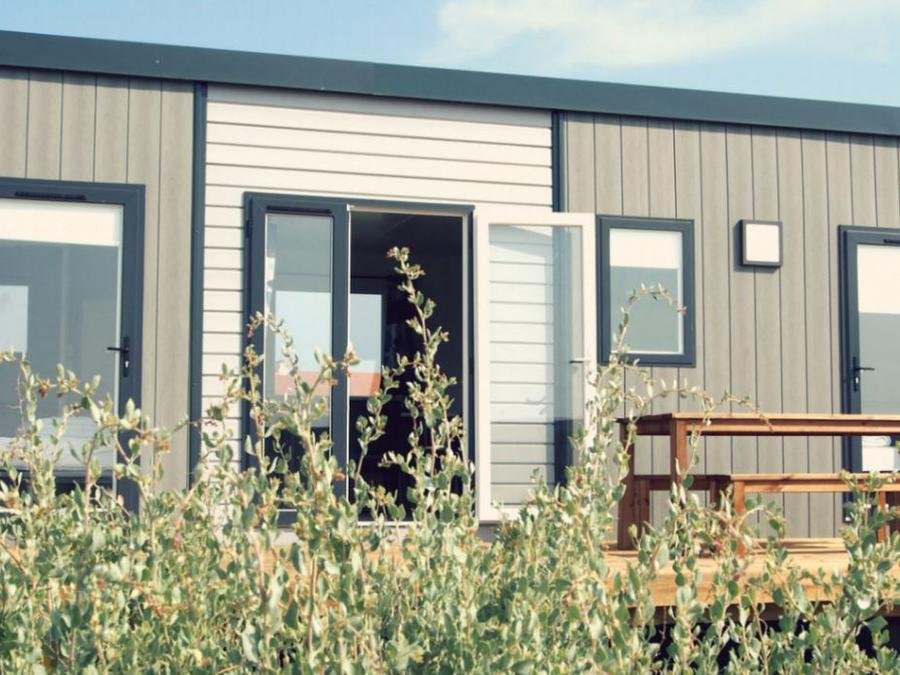 Camping Pas Cher vous présente avec son site Officiel campingpascher.fr, le Camping Les Bois Flottés classé 3 étoiles, situé sur la commune de Salin De Giraud dans le département Bouches-du-rhône (Provence Alpes Côte D'azur) en France. Le camping Les Bois Flottés vous propose un hébergement de type mobil-home pour 6 personnes (télévision). L'établissement vous propose 23 autres types d'hébergements. Découvrez tous nos séjours à petits prix dans la commune et aux alentours de Salin De Giraud du département : Bouches-du-rhône (Provence Alpes Côte D'azur). Les Avis clients pour le Camping Les Bois Flottés sont excellents avec une note moyenne de 8 sur 10. Mer, Piscine extérieure, Animations familiales, Aire de jeux enfants, Centre équestre, Pétanque, Bar, Dépôt de pain, Plats à emporter, Snack/Bar,... En savoir plus : cliquez-ICI.