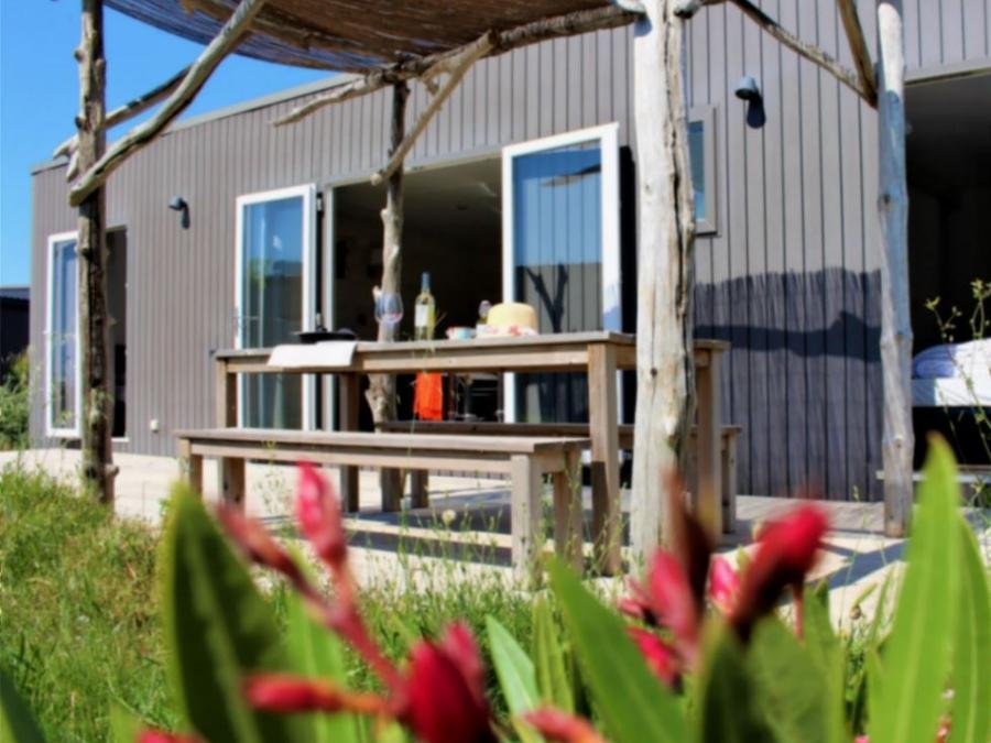 Camping Pas Cher vous présente avec son site Officiel campingpascher.fr, le Camping Les Bois Flottés classé 3 étoiles, situé sur la commune de Salin De Giraud dans le département Bouches-du-rhône (Provence Alpes Côte D'azur) en France. Le camping Les Bois Flottés, vous présente un hébergement de type mobil-home de 38 m² pour 4 personnes avec climatisation et télévision. Le camping Les Bois Flottés vous propose du lundi 28 septembre au lundi 05 octobre 2026 pour 7 nuits à 728€. Cette location propose 20 dates différentes pour réserver votre séjour. Découvrez également les 24 autres gammes d'hébergements du camping. Les Avis clients pour le Camping Les Bois Flottés sont excellents avec une note moyenne de 8 sur 10. Mer, Piscine extérieure, Animations familiales, Aire de jeux enfants, Centre équestre, Pétanque, Bar, Dépôt de pain, Plats à emporter, Snack/Bar,... En savoir plus : cliquez-ICI.