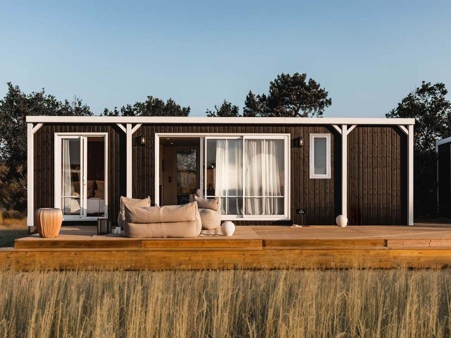 Camping Pas Cher vous présente avec son site Officiel campingpascher.fr, le Camping Les Bois Flottés classé 3 étoiles, situé sur la commune de Salin De Giraud dans le département Bouches-du-rhône (Provence Alpes Côte D'azur) en France. Le camping Les Bois Flottés vous propose un hébergement de type mobil-home de 40 m² pour 6 personnes. L'établissement vous propose 23 autres types d'hébergements. Découvrez tous nos séjours à petits prix dans la commune et aux alentours de Salin De Giraud du département : Bouches-du-rhône (Provence Alpes Côte D'azur). Les Avis clients pour le Camping Les Bois Flottés sont excellents avec une note moyenne de 8 sur 10. Mer, Piscine extérieure, Animations familiales, Aire de jeux enfants, Centre équestre, Pétanque, Bar, Dépôt de pain, Plats à emporter, Snack/Bar,... En savoir plus : cliquez-ICI.