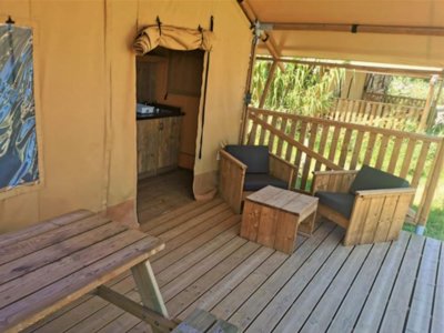 Cliquez pour découvrir toutes les photos de l'HÉBERGEMENT ! tente en toile et bois - Les Bois Flottés photo 2