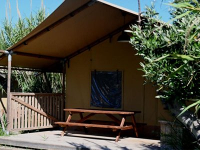 Cliquez pour découvrir toutes les photos de l'HÉBERGEMENT ! tente en toile et bois - Les Bois Flottés photo 5