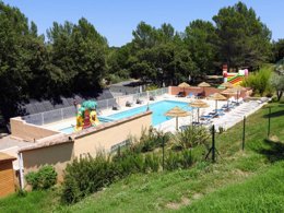 Camping Pas Cher vous présente avec son site Officiel campingpascher.fr, le Camping Domaine De La Cigaliere classé 4 étoiles, situé sur la commune de Le Cannet Des Maures dans le département Var (Provence Alpes Côte D'azur) en France. Le camping Domaine De La Cigaliere, vous présente un hébergement de type chalet de 31 m² pour 1 personne avec climatisation et télévision. Le camping Domaine De La Cigaliere vous propose du jeudi 01 octobre au jeudi 08 octobre 2026 pour 7 nuits à 754€. Cette location propose 61 dates différentes pour réserver votre séjour. Découvrez également les 12 autres gammes d'hébergements du camping. Les Avis clients pour le Camping Domaine De La Cigaliere sont excellents avec une note moyenne de 9 sur 10. Piscine chauffée, Piscine extérieure, Animation enfants, Animations familiales, Aire de jeux enfants, Baby-foot, Canoë-kayak, Court de tennis, Parcours sportif, Ping-pong, Piscine, Pétanque, Structure gonflable enfants, Terrain de volley-ball, Terrain multisports, Trampoline, Bar, Dépôt de pain, Snack/Bar, Supermarché, Épicerie,... En savoir plus : cliquez-ICI.