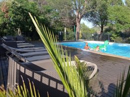 Camping Pas Cher vous présente avec son site Officiel campingpascher.fr, le Camping Les Terrasses classé 3 étoiles, situé sur la commune de Saint Chinian dans le département Hérault (Languedoc Roussillon) en France. Le camping Les Terrasses, vous présente un hébergement de type tente. Le camping Les Terrasses vous propose du dimanche 21 juin au dimanche 28 juin 2026 pour 7 nuits à 365€. Cette location propose 4 dates différentes pour réserver votre séjour. Découvrez également les 2 autres gammes d'hébergements du camping. Piscine extérieure, Animations familiales, Aire de jeux enfants, Court de tennis, Ping-pong, Pétanque, Randonnée, Dépôt de pain, Restaurant,... En savoir plus : cliquez-ICI.