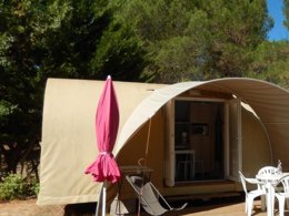 Camping Pas Cher vous présente avec son site Officiel campingpascher.fr, le Camping Les Terrasses classé 3 étoiles, situé sur la commune de Saint Chinian dans le département Hérault (Languedoc Roussillon) en France. Le camping Les Terrasses, vous présente un hébergement de type tente. Le camping Les Terrasses vous propose du sam. 28 mars au sam. 04 avril 2026 pour 7 nuits à 240€. Cette location propose 89 dates différentes pour réserver votre séjour. Découvrez également les 2 autres gammes d'hébergements du camping. Piscine extérieure, Animations familiales, Aire de jeux enfants, Court de tennis, Ping-pong, Pétanque, Randonnée, Dépôt de pain, Restaurant,... En savoir plus : cliquez-ICI.