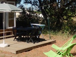 Camping Pas Cher vous présente avec son site Officiel campingpascher.fr, le Camping Les Terrasses classé 3 étoiles, situé sur la commune de Saint Chinian dans le département Hérault (Languedoc Roussillon) en France. Le camping Les Terrasses, vous présente un hébergement de type chalet de 20 m² pour 1 personne. Le camping Les Terrasses vous propose du sam. 28 mars au sam. 04 avril 2026 pour 7 nuits à 250€. Cette location propose 89 dates différentes pour réserver votre séjour. Découvrez également les 2 autres gammes d'hébergements du camping. Piscine extérieure, Animations familiales, Aire de jeux enfants, Court de tennis, Ping-pong, Pétanque, Randonnée, Dépôt de pain, Restaurant,... En savoir plus : cliquez-ICI.