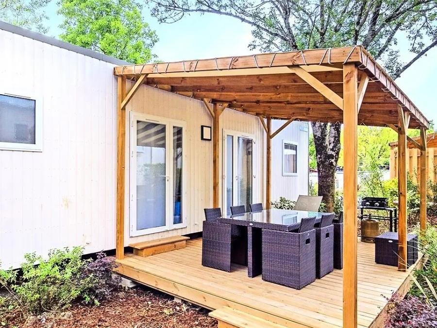 Camping Pas Cher vous présente avec son site Officiel campingpascher.fr, le Camping Yelloh! Village Domaine Berrua classé 4 étoiles, situé sur la commune de Bidart dans le département Pyrénées-atlantiques (Aquitaine) en France. Le camping Yelloh! Village Domaine Berrua, vous présente un hébergement de type mobil-home de 40 m² avec climatisation et télévision. Le camping Yelloh! Village Domaine Berrua vous propose du lundi 31 mai au lundi 07 juin 2027, en promotion à -10% pour 7 nuits à 599 € au lieu de 665,56 € soit une Économie de 66,56 €. Cette location propose 245 dates différentes pour réserver votre séjour. Découvrez également les 14 autres gammes d'hébergements du camping. Les Avis clients pour le Camping Yelloh! Village Domaine Berrua sont excellents avec une note moyenne de 8 sur 10. Parc aquatique, Piscine couverte, Piscine extérieure, Animations familiales, Club ados, Club enfants, Aire de jeux enfants, Paddle, Pétanque, Surf, Terrain multisports, Bar, Restaurant, Snack/Bar, Épicerie,... En savoir plus : cliquez-ICI.