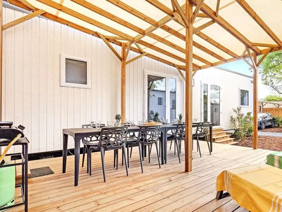 Camping Pas Cher vous présente avec son site Officiel campingpascher.fr, le Camping Yelloh! Village Domaine Berrua classé 4 étoiles, situé sur la commune de Bidart dans le département Pyrénées-atlantiques (Aquitaine) en France. Le camping Yelloh! Village Domaine Berrua, vous présente un hébergement de type mobil-home de 74 m² avec climatisation et télévision. Le camping Yelloh! Village Domaine Berrua vous propose du sam. 11 septembre au sam. 18 septembre 2027, en promotion à -5% pour 7 nuits à 1349 € au lieu de 1420,0 € soit une Économie de 71 €. Cette location propose 140 dates différentes pour réserver votre séjour. Découvrez également les 14 autres gammes d'hébergements du camping. Les Avis clients pour le Camping Yelloh! Village Domaine Berrua sont excellents avec une note moyenne de 8 sur 10. Parc aquatique, Piscine couverte, Piscine extérieure, Animations familiales, Club ados, Club enfants, Aire de jeux enfants, Paddle, Pétanque, Surf, Terrain multisports, Bar, Restaurant, Snack/Bar, Épicerie,... En savoir plus : cliquez-ICI.