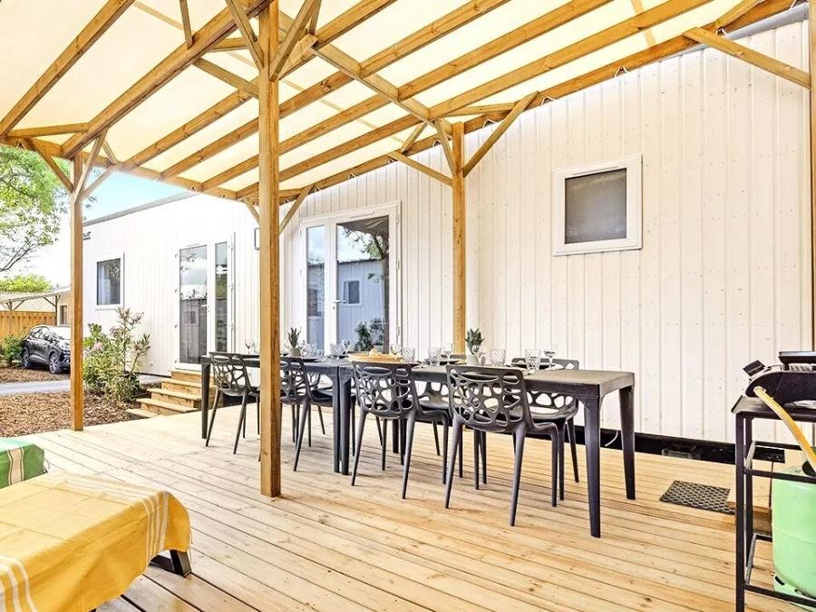 Camping Pas Cher vous présente avec son site Officiel campingpascher.fr, le Camping Yelloh! Village Domaine Berrua classé 4 étoiles, situé sur la commune de Bidart dans le département Pyrénées-atlantiques (Aquitaine) en France. Le camping Yelloh! Village Domaine Berrua, vous présente un hébergement de type mobil-home de 68 m² pour 8 personnes avec climatisation et télévision. Le camping Yelloh! Village Domaine Berrua vous propose du sam. 28 août au sam. 04 septembre 2027, en promotion à -9% pour 7 nuits à 1289 € au lieu de 1432,22 € soit une Économie de 143,22 €. Cette location propose 141 dates différentes pour réserver votre séjour. Découvrez également les 14 autres gammes d'hébergements du camping. Les Avis clients pour le Camping Yelloh! Village Domaine Berrua sont excellents avec une note moyenne de 8 sur 10. Parc aquatique, Piscine couverte, Piscine extérieure, Animations familiales, Club ados, Club enfants, Aire de jeux enfants, Paddle, Pétanque, Surf, Terrain multisports, Bar, Restaurant, Snack/Bar, Épicerie,... En savoir plus : cliquez-ICI.