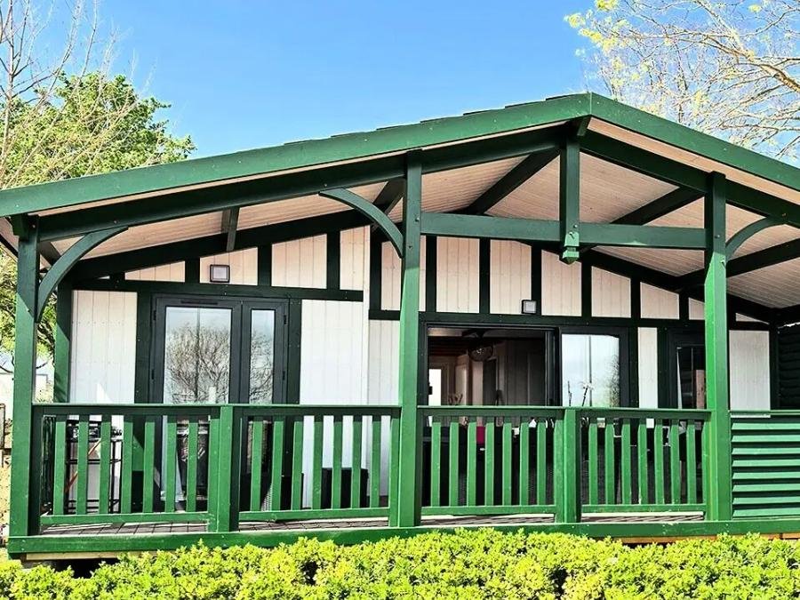 Camping Pas Cher vous présente avec son site Officiel campingpascher.fr, le Camping Yelloh! Village Domaine Berrua classé 4 étoiles, situé sur la commune de Bidart dans le département Pyrénées-atlantiques (Aquitaine) en France. Le camping Yelloh! Village Domaine Berrua, vous présente un hébergement de type maison de 42 m² avec climatisation et télévision. Le camping Yelloh! Village Domaine Berrua vous propose du mardi 01 juin au mardi 08 juin 2027, en promotion à -10% pour 7 nuits à 689 € au lieu de 765,56 € soit une Économie de 76,56 €. Cette location propose 241 dates différentes pour réserver votre séjour. Découvrez également les 14 autres gammes d'hébergements du camping. Les Avis clients pour le Camping Yelloh! Village Domaine Berrua sont excellents avec une note moyenne de 8 sur 10. Parc aquatique, Piscine couverte, Piscine extérieure, Animations familiales, Club ados, Club enfants, Aire de jeux enfants, Paddle, Pétanque, Surf, Terrain multisports, Bar, Restaurant, Snack/Bar, Épicerie,... En savoir plus : cliquez-ICI.