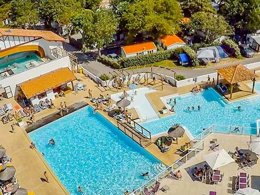 Camping Pas Cher vous présente avec son site Officiel campingpascher.fr, le Camping Yelloh! Village Domaine Berrua classé 4 étoiles, situé sur la commune de Bidart dans le département Pyrénées-atlantiques (Aquitaine) en France. Le camping Yelloh! Village Domaine Berrua, vous présente un hébergement de type mobil-home avec climatisation et télévision. Le camping Yelloh! Village Domaine Berrua vous propose du dimanche 01 novembre au dimanche 08 novembre 2026 pour 7 nuits à 929€. Cette location propose 86 dates différentes pour réserver votre séjour. Découvrez également les 8 autres gammes d'hébergements du camping. Les Avis clients pour le Camping Yelloh! Village Domaine Berrua sont excellents avec une note moyenne de 9 sur 10. Parc aquatique, Piscine couverte, Piscine extérieure, Animations familiales, Club ados, Club enfants, Aire de jeux enfants, Paddle, Ping-pong, Pétanque, Surf, Terrain multisports, Bar, Restaurant, Snack/Bar, Épicerie,... En savoir plus : cliquez-ICI.