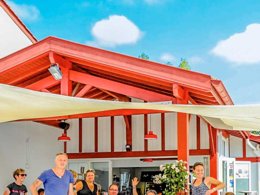 Camping Pas Cher vous présente avec son site Officiel campingpascher.fr, le Camping Yelloh! Village Domaine Berrua classé 4 étoiles, situé sur la commune de Bidart dans le département Pyrénées-atlantiques (Aquitaine) en France. Le camping Yelloh! Village Domaine Berrua, vous présente un hébergement de type mobil-home de 26 m² pour 5 personnes. Le camping Yelloh! Village Domaine Berrua vous propose du sam. 13 décembre au sam. 20 décembre 2025 avec un DÉPART DEMAIN pour 7 nuits à 439€. Cette location propose 168 dates différentes pour réserver votre séjour. Découvrez également les 10 autres gammes d'hébergements du camping. Les Avis clients pour le Camping Yelloh! Village Domaine Berrua sont excellents avec une note moyenne de 9 sur 10. Parc aquatique, Piscine couverte, Piscine extérieure, Animations familiales, Club ados, Club enfants, Aire de jeux enfants, Paddle, Ping-pong, Pétanque, Surf, Terrain multisports, Bar, Restaurant, Snack/Bar, Épicerie,... En savoir plus : cliquez-ICI.