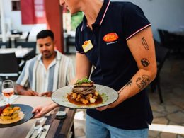 Camping Pas Cher vous présente avec son site Officiel campingpascher.fr, le Camping Yelloh! Village Domaine Berrua classé 4 étoiles, situé sur la commune de Bidart dans le département Pyrénées-atlantiques (Aquitaine) en France. Le camping Yelloh! Village Domaine Berrua, vous présente un hébergement de type mobil-home de 40 m² pour 6 personnes avec climatisation et télévision. Le camping Yelloh! Village Domaine Berrua vous propose du mercredi 08 avril au mercredi 15 avril 2026, en promotion à -10% pour 7 nuits à 689 € au lieu de 765,56 € soit une Économie de 76,56 €. Cette location propose 297 dates différentes pour réserver votre séjour. Découvrez également les 2 autres gammes d'hébergements du camping. Les Avis clients pour le Camping Yelloh! Village Domaine Berrua sont excellents avec une note moyenne de 8 sur 10. Parc aquatique, Piscine couverte, Piscine extérieure, Animations familiales, Club ados, Club enfants, Aire de jeux enfants, Paddle, Ping-pong, Pétanque, Surf, Terrain multisports, Bar, Restaurant, Snack/Bar, Épicerie,... En savoir plus : cliquez-ICI.