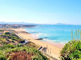 Camping Pas Cher vous présente avec son site Officiel campingpascher.fr, le Camping Yelloh! Village Domaine Berrua classé 4 étoiles, situé sur la commune de Bidart dans le département Pyrénées-atlantiques (Aquitaine) en France. Le camping Yelloh! Village Domaine Berrua, vous présente un hébergement de type chalet de 42 m² pour 6 personnes avec climatisation et télévision. Le camping Yelloh! Village Domaine Berrua vous propose du vendredi 02 janvier au vendredi 09 janvier 2026 pour 7 nuits à 619€. Cette location propose 173 dates différentes pour réserver votre séjour. Découvrez également les 10 autres gammes d'hébergements du camping. Les Avis clients pour le Camping Yelloh! Village Domaine Berrua sont excellents avec une note moyenne de 9 sur 10. Parc aquatique, Piscine couverte, Piscine extérieure, Animations familiales, Club ados, Club enfants, Aire de jeux enfants, Paddle, Ping-pong, Pétanque, Surf, Terrain multisports, Bar, Restaurant, Snack/Bar, Épicerie,... En savoir plus : cliquez-ICI.