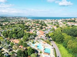 Camping Pas Cher vous présente avec son site Officiel campingpascher.fr, le Camping Yelloh! Village Domaine Berrua classé 4 étoiles, situé sur la commune de Bidart dans le département Pyrénées-atlantiques (Aquitaine) en France. Le camping Yelloh! Village Domaine Berrua, vous présente un hébergement de type mobil-home de 74 m² avec climatisation et télévision. Le camping Yelloh! Village Domaine Berrua vous propose du sam. 13 décembre au sam. 20 décembre 2025 avec un DÉPART DEMAIN pour 7 nuits à 949€. Cette location propose 173 dates différentes pour réserver votre séjour. Découvrez également les 10 autres gammes d'hébergements du camping. Les Avis clients pour le Camping Yelloh! Village Domaine Berrua sont excellents avec une note moyenne de 9 sur 10. Parc aquatique, Piscine couverte, Piscine extérieure, Animations familiales, Club ados, Club enfants, Aire de jeux enfants, Paddle, Ping-pong, Pétanque, Surf, Terrain multisports, Bar, Restaurant, Snack/Bar, Épicerie,... En savoir plus : cliquez-ICI.