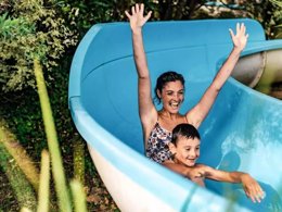 Camping Pas Cher vous présente avec son site Officiel campingpascher.fr, le Camping Yelloh! Village Domaine Berrua classé 4 étoiles, situé sur la commune de Bidart dans le département Pyrénées-atlantiques (Aquitaine) en France. Le camping Yelloh! Village Domaine Berrua, vous présente un hébergement de type mobil-home de 34 m² pour 4 personnes avec climatisation et télévision. Le camping Yelloh! Village Domaine Berrua vous propose du jeudi 04 juin au jeudi 11 juin 2026, en promotion à -10% pour 7 nuits à 599 € au lieu de 665,56 € soit une Économie de 66,56 €. Cette location propose 297 dates différentes pour réserver votre séjour. Découvrez également les 2 autres gammes d'hébergements du camping. Les Avis clients pour le Camping Yelloh! Village Domaine Berrua sont excellents avec une note moyenne de 8 sur 10. Parc aquatique, Piscine couverte, Piscine extérieure, Animations familiales, Club ados, Club enfants, Aire de jeux enfants, Paddle, Ping-pong, Pétanque, Surf, Terrain multisports, Bar, Restaurant, Snack/Bar, Épicerie,... En savoir plus : cliquez-ICI.