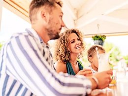 Camping Pas Cher vous présente avec son site Officiel campingpascher.fr, le Camping Yelloh! Village Domaine Berrua classé 4 étoiles, situé sur la commune de Bidart dans le département Pyrénées-atlantiques (Aquitaine) en France. Le camping Yelloh! Village Domaine Berrua, vous présente un hébergement de type chalet de 32 m² pour 5 personnes et télévision. Le camping Yelloh! Village Domaine Berrua vous propose du sam. 13 décembre au sam. 20 décembre 2025 avec un DÉPART DEMAIN pour 7 nuits à 499€. Cette location propose 169 dates différentes pour réserver votre séjour. Découvrez également les 10 autres gammes d'hébergements du camping. Les Avis clients pour le Camping Yelloh! Village Domaine Berrua sont excellents avec une note moyenne de 9 sur 10. Parc aquatique, Piscine couverte, Piscine extérieure, Animations familiales, Club ados, Club enfants, Aire de jeux enfants, Paddle, Ping-pong, Pétanque, Surf, Terrain multisports, Bar, Restaurant, Snack/Bar, Épicerie,... En savoir plus : cliquez-ICI.