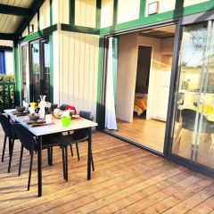 Camping Pas Cher vous présente avec son site Officiel campingpascher.fr, le Camping Yelloh! Village Domaine Berrua classé 4 étoiles, situé sur la commune de Bidart dans le département Pyrénées-atlantiques (Aquitaine) en France. Le camping Yelloh! Village Domaine Berrua, vous présente un hébergement de type chalet de 35 m² pour 5 personnes avec climatisation et télévision. Le camping Yelloh! Village Domaine Berrua vous propose du vendredi 02 janvier au vendredi 09 janvier 2026 pour 7 nuits à 619€. Cette location propose 173 dates différentes pour réserver votre séjour. Découvrez également les 10 autres gammes d'hébergements du camping. Les Avis clients pour le Camping Yelloh! Village Domaine Berrua sont excellents avec une note moyenne de 9 sur 10. Parc aquatique, Piscine couverte, Piscine extérieure, Animations familiales, Club ados, Club enfants, Aire de jeux enfants, Paddle, Ping-pong, Pétanque, Surf, Terrain multisports, Bar, Restaurant, Snack/Bar, Épicerie,... En savoir plus : cliquez-ICI.