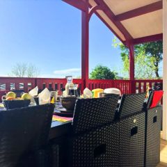 Camping Pas Cher vous présente avec son site Officiel campingpascher.fr, le Camping Yelloh! Village Domaine Berrua classé 4 étoiles, situé sur la commune de Bidart dans le département Pyrénées-atlantiques (Aquitaine) en France. Le camping Yelloh! Village Domaine Berrua, vous présente un hébergement de type chalet de 42 m² pour 6 personnes avec climatisation et télévision. Le camping Yelloh! Village Domaine Berrua vous propose du vendredi 02 janvier au vendredi 09 janvier 2026 pour 7 nuits à 619€. Cette location propose 173 dates différentes pour réserver votre séjour. Découvrez également les 10 autres gammes d'hébergements du camping. Les Avis clients pour le Camping Yelloh! Village Domaine Berrua sont excellents avec une note moyenne de 9 sur 10. Parc aquatique, Piscine couverte, Piscine extérieure, Animations familiales, Club ados, Club enfants, Aire de jeux enfants, Paddle, Ping-pong, Pétanque, Surf, Terrain multisports, Bar, Restaurant, Snack/Bar, Épicerie,... En savoir plus : cliquez-ICI.