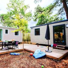 Camping Pas Cher vous présente avec son site Officiel campingpascher.fr, le Camping Yelloh! Village Domaine Berrua classé 4 étoiles, situé sur la commune de Bidart dans le département Pyrénées-atlantiques (Aquitaine) en France. Le camping Yelloh! Village Domaine Berrua, vous présente un hébergement de type mobil-home de 68 m² pour 8 personnes avec climatisation et télévision. Le camping Yelloh! Village Domaine Berrua vous propose du sam. 13 décembre au sam. 20 décembre 2025 avec un DÉPART DEMAIN pour 7 nuits à 859€. Cette location propose 165 dates différentes pour réserver votre séjour. Découvrez également les 10 autres gammes d'hébergements du camping. Les Avis clients pour le Camping Yelloh! Village Domaine Berrua sont excellents avec une note moyenne de 9 sur 10. Parc aquatique, Piscine couverte, Piscine extérieure, Animations familiales, Club ados, Club enfants, Aire de jeux enfants, Paddle, Ping-pong, Pétanque, Surf, Terrain multisports, Bar, Restaurant, Snack/Bar, Épicerie,... En savoir plus : cliquez-ICI.