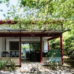 Camping Pas Cher vous présente avec son site Officiel campingpascher.fr, le Camping Yelloh! Village Domaine Berrua classé 4 étoiles, situé sur la commune de Bidart dans le département Pyrénées-atlantiques (Aquitaine) en France. Le camping Yelloh! Village Domaine Berrua, vous présente un hébergement de type chalet de 32 m² pour 5 personnes et télévision. Le camping Yelloh! Village Domaine Berrua vous propose du sam. 13 décembre au sam. 20 décembre 2025 avec un DÉPART DEMAIN pour 7 nuits à 499€. Cette location propose 169 dates différentes pour réserver votre séjour. Découvrez également les 10 autres gammes d'hébergements du camping. Les Avis clients pour le Camping Yelloh! Village Domaine Berrua sont excellents avec une note moyenne de 9 sur 10. Parc aquatique, Piscine couverte, Piscine extérieure, Animations familiales, Club ados, Club enfants, Aire de jeux enfants, Paddle, Ping-pong, Pétanque, Surf, Terrain multisports, Bar, Restaurant, Snack/Bar, Épicerie,... En savoir plus : cliquez-ICI.