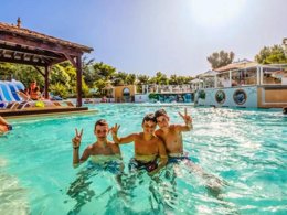 Camping Pas Cher vous présente avec son site Officiel campingpascher.fr, le Camping Yelloh! Village Domaine Berrua classé 4 étoiles, situé sur la commune de Bidart dans le département Pyrénées-atlantiques (Aquitaine) en France. Le camping Yelloh! Village Domaine Berrua, vous présente un hébergement de type chalet de 35 m² pour 5 personnes avec climatisation et télévision. Le camping Yelloh! Village Domaine Berrua vous propose du vendredi 02 janvier au vendredi 09 janvier 2026 pour 7 nuits à 619€. Cette location propose 173 dates différentes pour réserver votre séjour. Découvrez également les 10 autres gammes d'hébergements du camping. Les Avis clients pour le Camping Yelloh! Village Domaine Berrua sont excellents avec une note moyenne de 9 sur 10. Parc aquatique, Piscine couverte, Piscine extérieure, Animations familiales, Club ados, Club enfants, Aire de jeux enfants, Paddle, Ping-pong, Pétanque, Surf, Terrain multisports, Bar, Restaurant, Snack/Bar, Épicerie,... En savoir plus : cliquez-ICI.