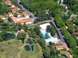 Camping Pas Cher vous présente avec son site Officiel campingpascher.fr, le Camping Le Moulin Du Roy classé 3 étoiles, situé sur la commune de Revel dans le département Haute-garonne (Midi Pyrénées) en France. Le camping Le Moulin Du Roy, vous présente un hébergement de type hébergement insolite. Le camping Le Moulin Du Roy vous propose du sam. 19 septembre au sam. 26 septembre 2026 pour 7 nuits à 235€. Cette location propose 73 dates différentes pour réserver votre séjour. Découvrez également les 14 autres gammes d'hébergements du camping. Les Avis clients pour le Camping Le Moulin Du Roy sont excellents avec une note moyenne de 9 sur 10. Animations familiales, Aire de jeux enfants, Cyclisme, Ping-pong, Pétanque, Randonnée, Terrain de volley-ball, Terrain multisports, Dépôt de pain, Snack/Bar,... En savoir plus : cliquez-ICI.