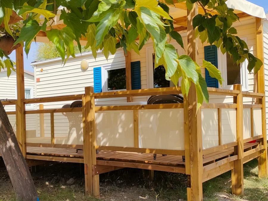 Camping Pas Cher vous présente avec son site Officiel campingpascher.fr, le Camping Tikayan Félix De La Bastide classé 3 étoiles, situé sur la commune de Saint Mitre Les Remparts dans le département Bouches-du-rhône (Provence Alpes Côte D'azur) en France. Le camping Tikayan Félix De La Bastide vous propose un hébergement de type mobil-home de 24 m² pour 3 personnes avec climatisation (télévision). L'établissement vous propose 13 autres types d'hébergements. Découvrez tous nos séjours à petits prix dans la commune et aux alentours de Saint Mitre Les Remparts du département : Bouches-du-rhône (Provence Alpes Côte D'azur). Les Avis clients pour le Camping Tikayan Félix De La Bastide sont de 7 sur 10. MerÉtang, Piscine extérieure, Animations familiales, Club enfants, Aire de jeux enfants, Baby-foot, Canoë-kayak, Ping-pong, Pédalo, Pétanque, Brasserie, Buffet, Créperie, Restaurant, Snack/Bar, Station-service, Épicerie,... En savoir plus : cliquez-ICI.
