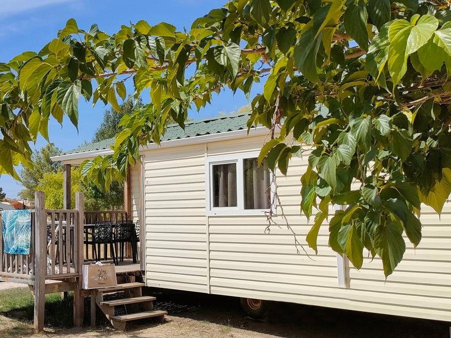 Camping Pas Cher vous présente avec son site Officiel campingpascher.fr, le Camping Tikayan Félix De La Bastide classé 3 étoiles, situé sur la commune de Saint Mitre Les Remparts dans le département Bouches-du-rhône (Provence Alpes Côte D'azur) en France. Le camping Tikayan Félix De La Bastide, vous présente un hébergement de type mobil-home de 29 m² pour 4 personnes avec climatisation et télévision. Le camping Tikayan Félix De La Bastide vous proposeun séjour PAS CHER avec une REMISEdu dimanche 21 juin au dimanche 28 juin 2026, en promotion à -35% pour 7 nuits à 419,90 € au lieu de 646,0 € soit une Économie de 226,10 €. Cette location propose 62 dates différentes pour réserver votre séjour. Découvrez également les 13 autres gammes d'hébergements du camping. Les Avis clients pour le Camping Tikayan Félix De La Bastide sont de 7 sur 10. MerÉtang, Piscine extérieure, Animations familiales, Club enfants, Aire de jeux enfants, Baby-foot, Canoë-kayak, Ping-pong, Pédalo, Pétanque, Brasserie, Buffet, Créperie, Restaurant, Snack/Bar, Station-service, Épicerie,... En savoir plus : cliquez-ICI.