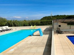 Camping Pas Cher vous présente avec son site Officiel campingpascher.fr, le Camping Tikayan Félix De La Bastide classé 3 étoiles, situé sur la commune de Saint Mitre Les Remparts dans le département Bouches-du-rhône (Provence Alpes Côte D'azur) en France. Le camping Tikayan Félix De La Bastide, vous présente un hébergement de type tente de 20 m² pour 1 personne. Le camping Tikayan Félix De La Bastide vous proposeun séjour PAS CHER avec une REMISEdu dimanche 07 juin au dimanche 14 juin 2026, en promotion à -35% pour 7 nuits à 281,45 € au lieu de 433,0 € soit une Économie de 151,55 €. Cette location propose 73 dates différentes pour réserver votre séjour. Découvrez également les 13 autres gammes d'hébergements du camping. Les Avis clients pour le Camping Tikayan Félix De La Bastide sont de 7 sur 10. MerÉtang, Piscine extérieure, Animations familiales, Club enfants, Aire de jeux enfants, Baby-foot, Canoë-kayak, Ping-pong, Pédalo, Pétanque, Brasserie, Buffet, Créperie, Restaurant, Snack/Bar, Station-service, Épicerie,... En savoir plus : cliquez-ICI.