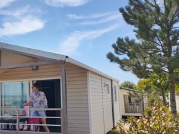 Camping Pas Cher vous présente avec son site Officiel campingpascher.fr, le Camping Tikayan Félix De La Bastide classé 3 étoiles, situé sur la commune de Saint Mitre Les Remparts dans le département Bouches-du-rhône (Provence Alpes Côte D'azur) en France. Le camping Tikayan Félix De La Bastide, vous présente un hébergement de type mobil-home de 24 m² pour 3 personnes avec climatisation et télévision. Le camping Tikayan Félix De La Bastide vous propose du sam. 04 juillet au sam. 11 juillet 2026, en promotion à -28% pour 7 nuits à 584,64 € au lieu de 812,0 € soit une Économie de 227,36 €. Cette location propose 152 dates différentes pour réserver votre séjour. Découvrez également les 13 autres gammes d'hébergements du camping. Les Avis clients pour le Camping Tikayan Félix De La Bastide sont de 7 sur 10. MerÉtang, Piscine extérieure, Animations familiales, Club enfants, Aire de jeux enfants, Baby-foot, Canoë-kayak, Ping-pong, Pédalo, Pétanque, Brasserie, Buffet, Créperie, Restaurant, Snack/Bar, Station-service, Épicerie,... En savoir plus : cliquez-ICI.