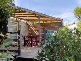 Camping Pas Cher vous présente avec son site Officiel campingpascher.fr, le Camping Tikayan Félix De La Bastide classé 3 étoiles, situé sur la commune de Saint Mitre Les Remparts dans le département Bouches-du-rhône (Provence Alpes Côte D'azur) en France. Le camping Tikayan Félix De La Bastide, vous présente un hébergement de type mobil-home de 34 m² pour 3 personnes avec climatisation et télévision. Le camping Tikayan Félix De La Bastide vous propose du sam. 04 juillet au sam. 11 juillet 2026, en promotion à -28% pour 7 nuits à 584,64 € au lieu de 812,0 € soit une Économie de 227,36 €. Cette location propose 148 dates différentes pour réserver votre séjour. Découvrez également les 13 autres gammes d'hébergements du camping. Les Avis clients pour le Camping Tikayan Félix De La Bastide sont de 7 sur 10. MerÉtang, Piscine extérieure, Animations familiales, Club enfants, Aire de jeux enfants, Baby-foot, Canoë-kayak, Ping-pong, Pédalo, Pétanque, Brasserie, Buffet, Créperie, Restaurant, Snack/Bar, Station-service, Épicerie,... En savoir plus : cliquez-ICI.