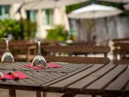 Camping Pas Cher vous présente avec son site Officiel campingpascher.fr, le Camping Tikayan Félix De La Bastide classé 3 étoiles, situé sur la commune de Saint Mitre Les Remparts dans le département Bouches-du-rhône (Provence Alpes Côte D'azur) en France. Le camping Tikayan Félix De La Bastide, vous présente un hébergement de type mobil-home de 29 m² avec climatisation et télévision. Le camping Tikayan Félix De La Bastide vous propose du sam. 27 juin au sam. 04 juillet 2026, en promotion à -28% pour 7 nuits à 539,28 € au lieu de 749,0 € soit une Économie de 209,72 €. Cette location propose 152 dates différentes pour réserver votre séjour. Découvrez également les 13 autres gammes d'hébergements du camping. Les Avis clients pour le Camping Tikayan Félix De La Bastide sont de 7 sur 10. MerÉtang, Piscine extérieure, Animations familiales, Club enfants, Aire de jeux enfants, Baby-foot, Canoë-kayak, Ping-pong, Pédalo, Pétanque, Brasserie, Buffet, Créperie, Restaurant, Snack/Bar, Station-service, Épicerie,... En savoir plus : cliquez-ICI.