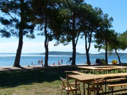 Camping Pas Cher vous présente avec son site Officiel campingpascher.fr, le Camping Tikayan Félix De La Bastide classé 3 étoiles, situé sur la commune de Saint Mitre Les Remparts dans le département Bouches-du-rhône (Provence Alpes Côte D'azur) en France. Le camping Tikayan Félix De La Bastide, vous présente un hébergement de type mobil-home de 24 m² avec climatisation et télévision. Le camping Tikayan Félix De La Bastide vous proposeun séjour PAS CHER avec une REMISEdu sam. 02 mai au sam. 09 mai 2026, en promotion à -35% pour 7 nuits à 339 € au lieu de 521,54 € soit une Économie de 182,54 €. Cette location propose 17 dates différentes pour réserver votre séjour. Découvrez également les 13 autres gammes d'hébergements du camping. Les Avis clients pour le Camping Tikayan Félix De La Bastide sont de 7 sur 10. MerÉtang, Piscine extérieure, Animations familiales, Club enfants, Aire de jeux enfants, Baby-foot, Canoë-kayak, Ping-pong, Pédalo, Pétanque, Brasserie, Buffet, Créperie, Restaurant, Snack/Bar, Station-service, Épicerie,... En savoir plus : cliquez-ICI.
