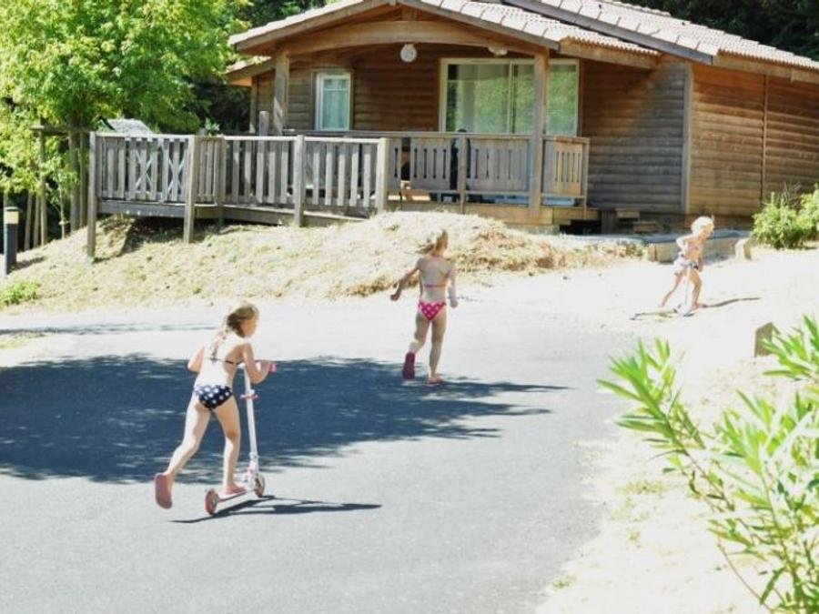 Camping Pas Cher vous présente avec son site Officiel campingpascher.fr, le Camping Les Cerisiers Du Jaur classé 4 étoiles, situé sur la commune de Saint-pons-de-thomières dans le département Hérault (Languedoc Roussillon) en France. Le camping Les Cerisiers Du Jaur vous propose un hébergement de type chalet de 35 m² pour 2 personnes. L'établissement vous propose 8 autres types d'hébergements. Découvrez tous nos séjours à petits prix dans la commune et aux alentours de Saint-pons-de-thomières du département : Hérault (Languedoc Roussillon). Les Avis clients pour le Camping Les Cerisiers Du Jaur sont excellents avec une note moyenne de 8 sur 10. Piscine chauffée, Piscine extérieure, Aire de jeux enfants, Canoë-kayak, Ping-pong, Pétanque, Randonnée, Terrain de football, Terrain de volley-ball, Dépôt de pain, Snack/Bar,... En savoir plus : cliquez-ICI.