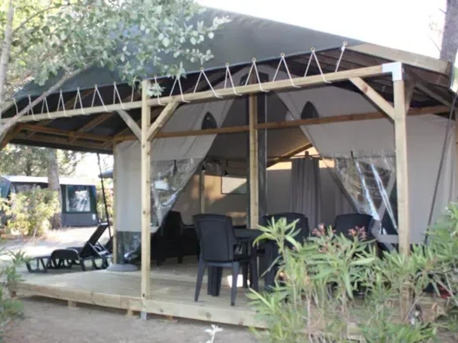 Camping Pas Cher vous présente avec son site Officiel campingpascher.fr, le Camping La Foux classé 3 étoiles, situé sur la commune de Draguignan dans le département Var (Provence Alpes Côte D'azur) en France. Le camping La Foux vous propose un hébergement de type tente en toile et bois pour 6 personnes. Cet hébergement propose plus de 55 dates différentes pour réserver ! Pour dévouvrir la période la moins chère, consultez la rubrique 'Tarifs' et sélectionnez votre mois de départ. L'établissement vous propose 5 autres types d'hébergements. Découvrez tous nos séjours à petits prix dans la commune et aux alentours de Draguignan du département : Var (Provence Alpes Côte D'azur). Les Avis clients pour le Camping La Foux sont excellents avec une note moyenne de 8 sur 10. Piscine extérieure, Animations familiales, Club enfants, Escalade, Pétanque, Randonnée, Terrain multisports, Bar, Brasserie, Dépôt de pain, Plats à emporter, Épicerie,... En savoir plus : cliquez-ICI.