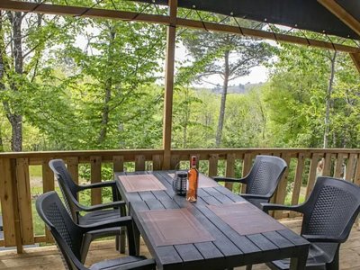 Cliquez pour découvrir toutes les photos de l'HÉBERGEMENT ! tente en toile et bois - La Foux photo 6