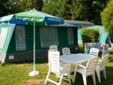 Camping Pas Cher vous présente avec son site Officiel campingpascher.fr, le Camping La Foux classé 3 étoiles, situé sur la commune de Draguignan dans le département Var (Provence Alpes Côte D'azur) en France. Le camping La Foux, vous présente un hébergement de type bungalow toilé pour 6 personnes. Le camping La Foux vous propose du vendredi 22 mai au vendredi 29 mai 2026 pour 7 nuits à 230€. Cette location propose 69 dates différentes pour réserver votre séjour. Découvrez également les 2 autres gammes d'hébergements du camping. Les Avis clients pour le Camping La Foux sont excellents avec une note moyenne de 8 sur 10. Piscine extérieure, Animations familiales, Club enfants, Escalade, Pétanque, Randonnée, Terrain multisports, Bar, Brasserie, Dépôt de pain, Plats à emporter, Épicerie,... En savoir plus : cliquez-ICI.