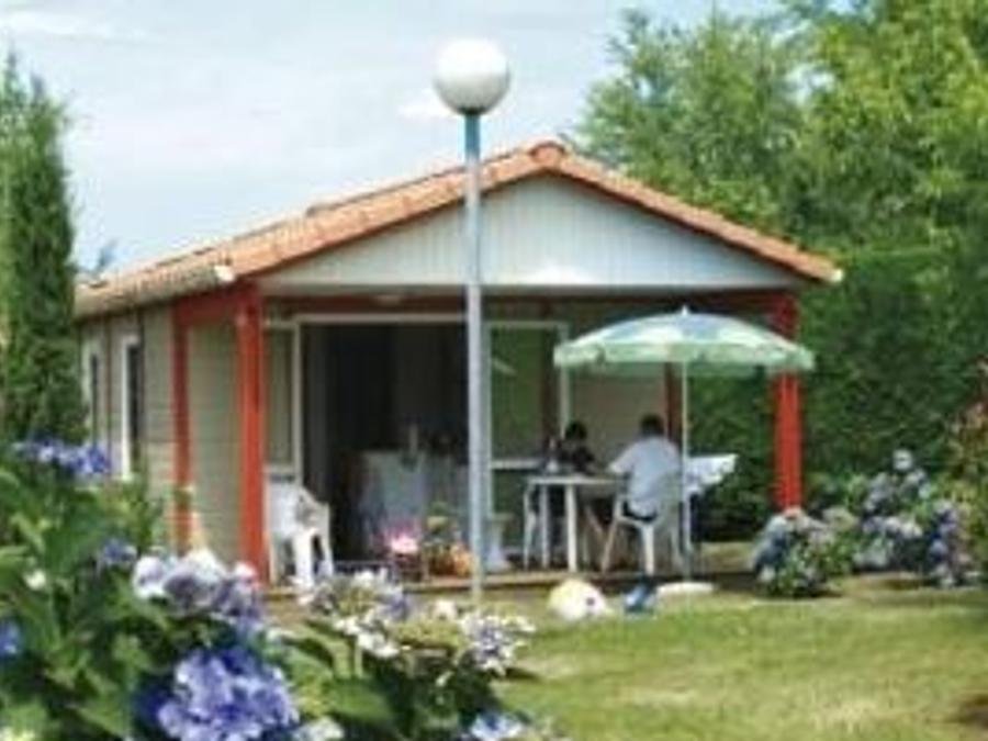 Camping Pas Cher vous présente avec son site Officiel campingpascher.fr, le Camping Lou P'tit Poun classé 4 étoiles, situé sur la commune de Saint Martin De Seignanx dans le département Landes (Aquitaine) en France. Le camping Lou P'tit Poun, vous présente un hébergement de type chalet de 28 m² pour 4 personnes. Le camping Lou P'tit Poun vous propose du vendredi 05 juin au vendredi 12 juin 2026 avec un DÉPART DEMAIN pour 7 nuits à 350€. Cette location propose 20 dates différentes pour réserver votre séjour. Découvrez également les 7 autres gammes d'hébergements du camping. Les Avis clients pour le Camping Lou P'tit Poun sont excellents avec une note moyenne de 8 sur 10. Mer, Piscine chauffée, Piscine couverte, Animations familiales, Club enfants, Aire de jeux enfants, Canoë-kayak, Cyclisme, Golf, Ping-pong, Pétanque, Randonnée, Surf, Terrain multisports, Bar, Boulangerie, Bureau de tabac, Dépôt de pain, Snack/Bar, Station-service, Supermarché,... En savoir plus : cliquez-ICI.