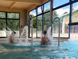 Camping Pas Cher vous présente avec son site Officiel campingpascher.fr, le Camping Lou P'tit Poun classé 4 étoiles, situé sur la commune de Saint Martin De Seignanx dans le département Landes (Aquitaine) en France. Le camping Lou P'tit Poun, vous présente un hébergement de type mobil-home de 32 m² pour 6 personnes. Le camping Lou P'tit Poun vous propose du jeudi 30 avril au jeudi 07 mai 2026, en promotion à -10% pour 7 nuits à 441 € au lieu de 490,0 € soit une Économie de 49 €. Cette location propose 83 dates différentes pour réserver votre séjour. Découvrez également les 6 autres gammes d'hébergements du camping. Les Avis clients pour le Camping Lou P'tit Poun sont excellents avec une note moyenne de 8 sur 10. Mer, Piscine chauffée, Piscine couverte, Animations familiales, Club enfants, Aire de jeux enfants, Canoë-kayak, Cyclisme, Golf, Ping-pong, Pétanque, Randonnée, Surf, Terrain multisports, Bar, Boulangerie, Bureau de tabac, Dépôt de pain, Snack/Bar, Station-service, Supermarché,... En savoir plus : cliquez-ICI.